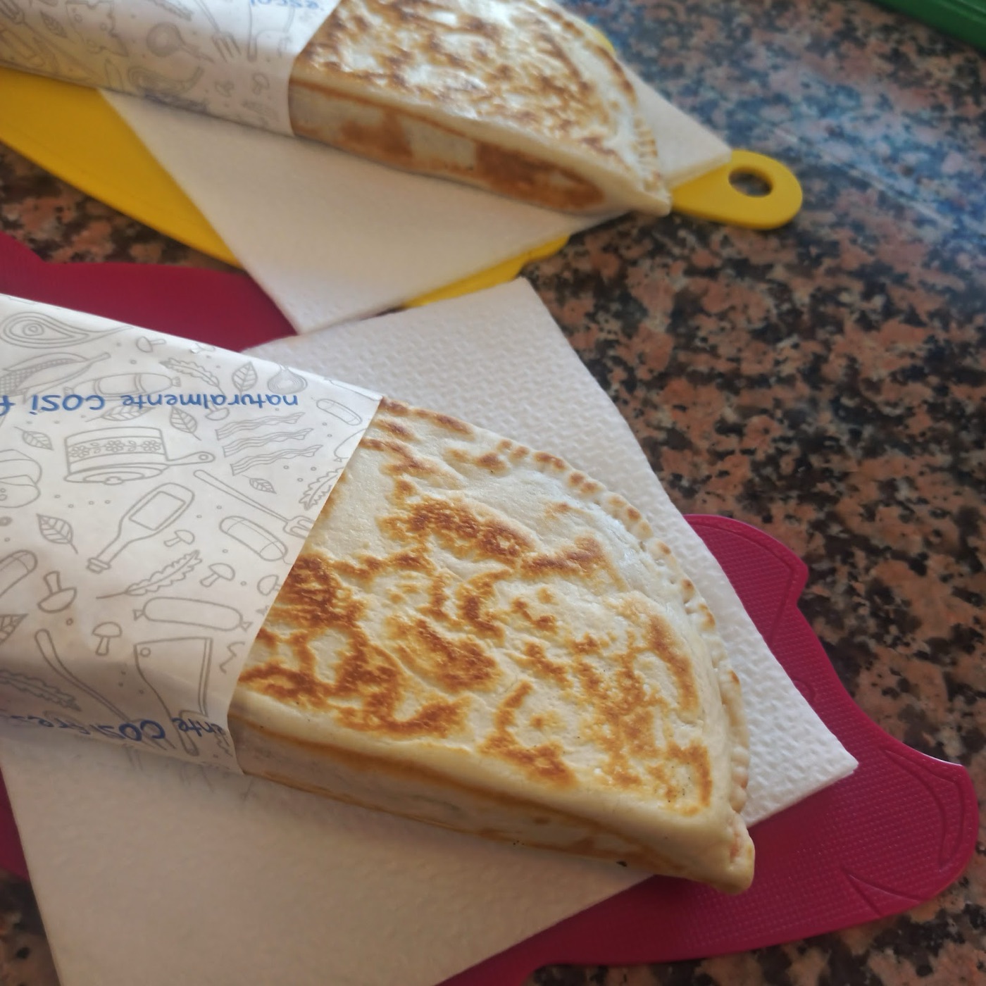 Piadine e crescioni incartati al momento, pronti da asporto